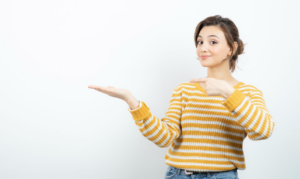 Fille avec pull rayé jaune et blanc