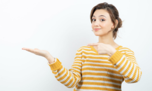 Fille avec pull rayé jaune et blanc