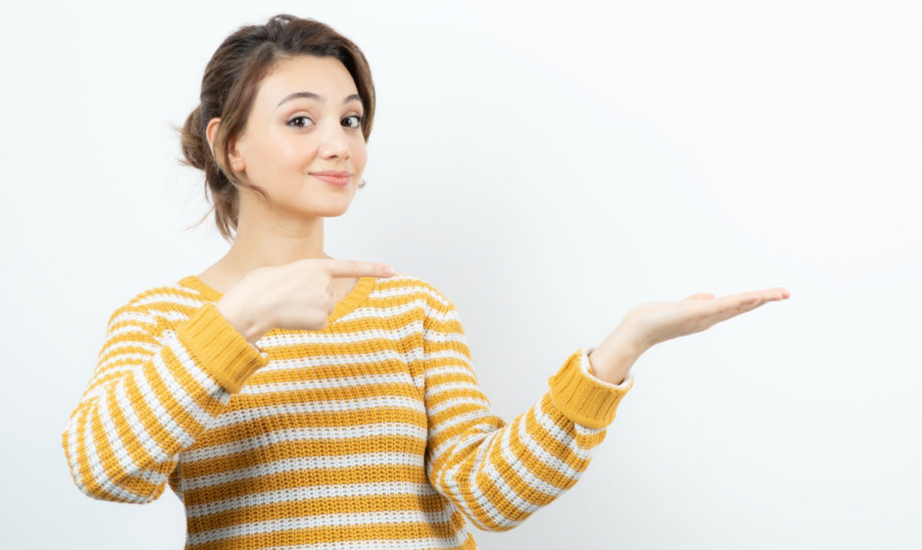 Fille avec pull rayé jaune et blanc