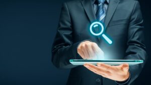 Homme qui optimise le SEO