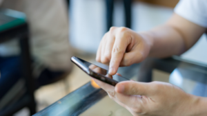 Blog - test app mobile QUELLES SONT LES DERNIÈRES TENDANCES EN TERMES DE TEST D'APPLICATION MOBILE ?