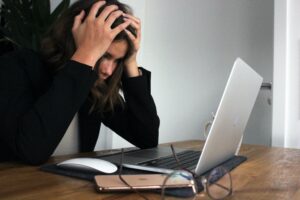 Bugs vs anomalies vs défauts vs défaillances Anomalie informatique : Maîtrisez les nuances pour mieux tester