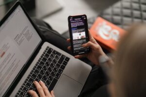 maxim-ilyahov-0aRycsfH57A-unsplash COMMENT L'AUTOMATISATION DES TESTS PEUT AMÉLIORER L'EXPÉRIENCE OMNICANALE