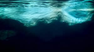 Partie immergée d'un iceberg, vue sous la surface de l'eau
