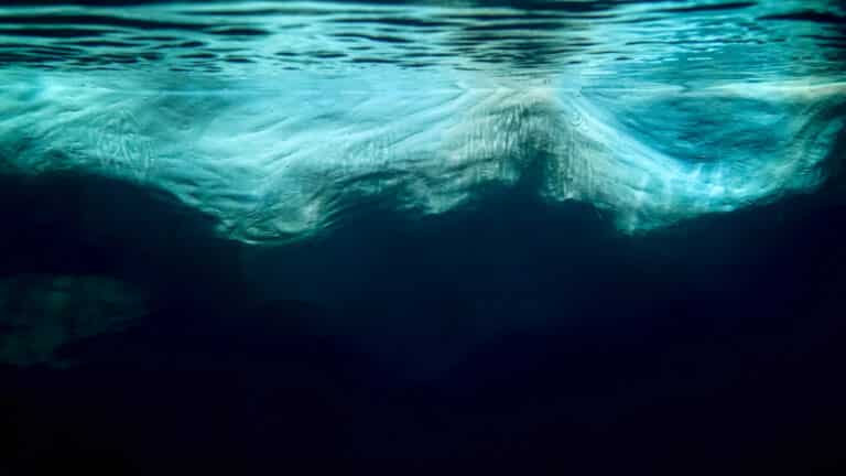 Partie immergée d'un iceberg, vue sous la surface de l'eau